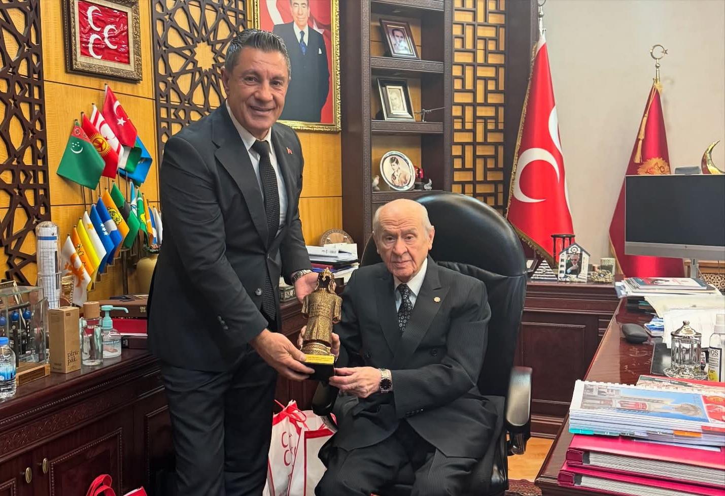 Gökhan Türkeş Öngel’den Devlet Bahçeli’ye Anlamlı Ziyaret: Selçuklu ve Osmanlı Zırhı Hediye Etti