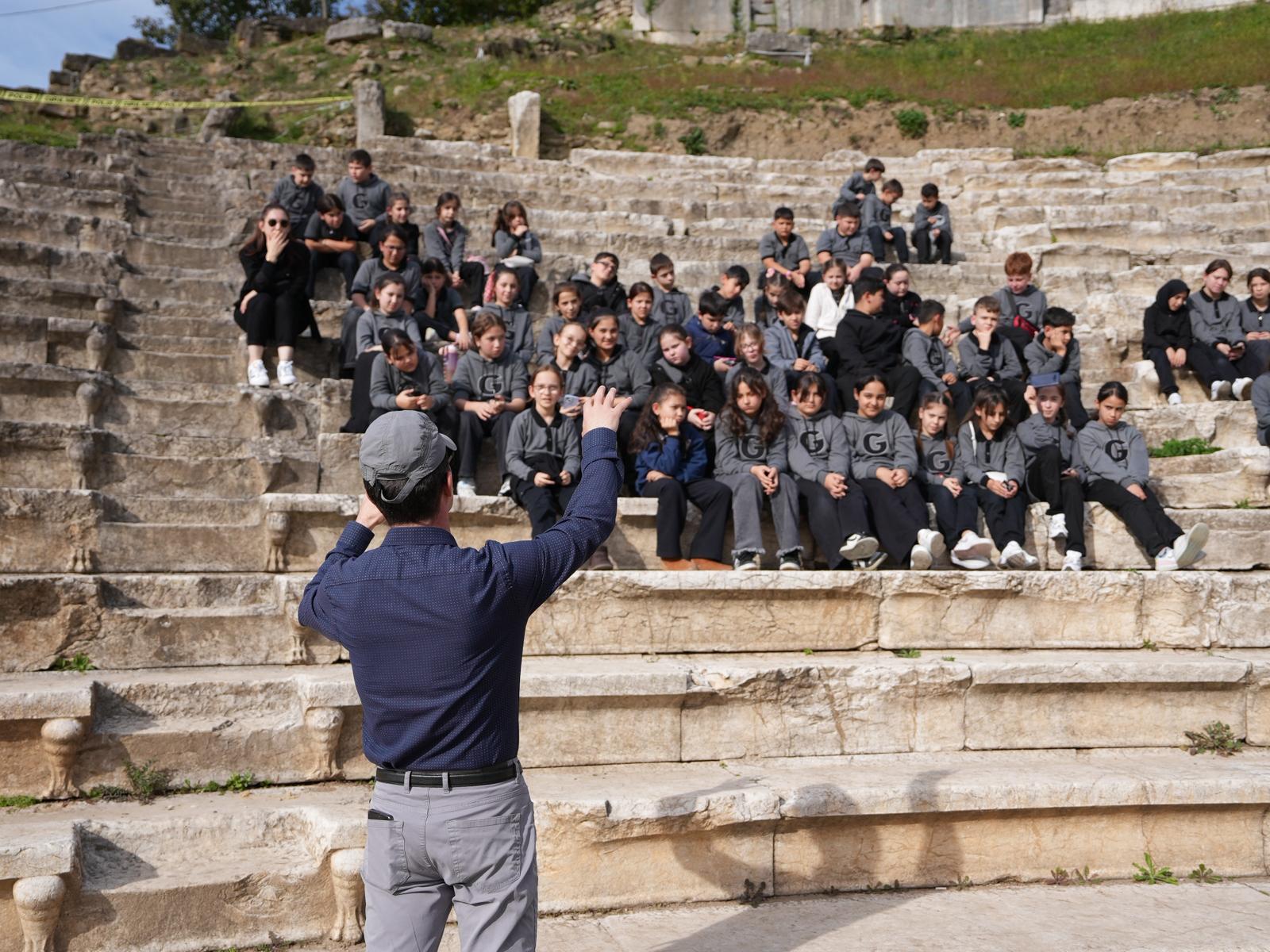 Gümüşova Ortaokulu Öğrencileri Konuralp Antik Tiyatro’yu Gezdi