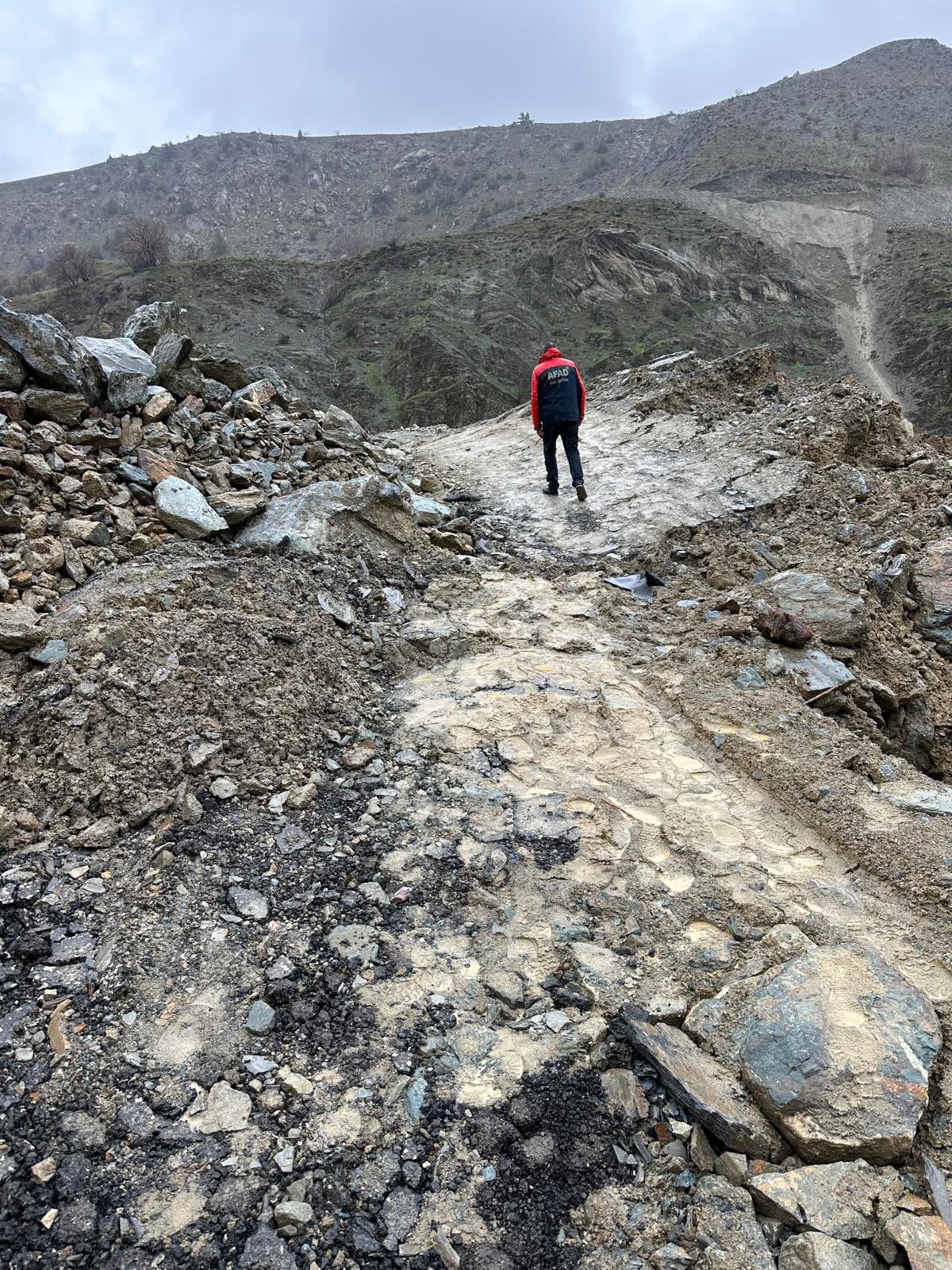 Hakkari-Van Karayolunda Heyelan Riski: Ulaşıma ve Çalışmalara Ara Verildi