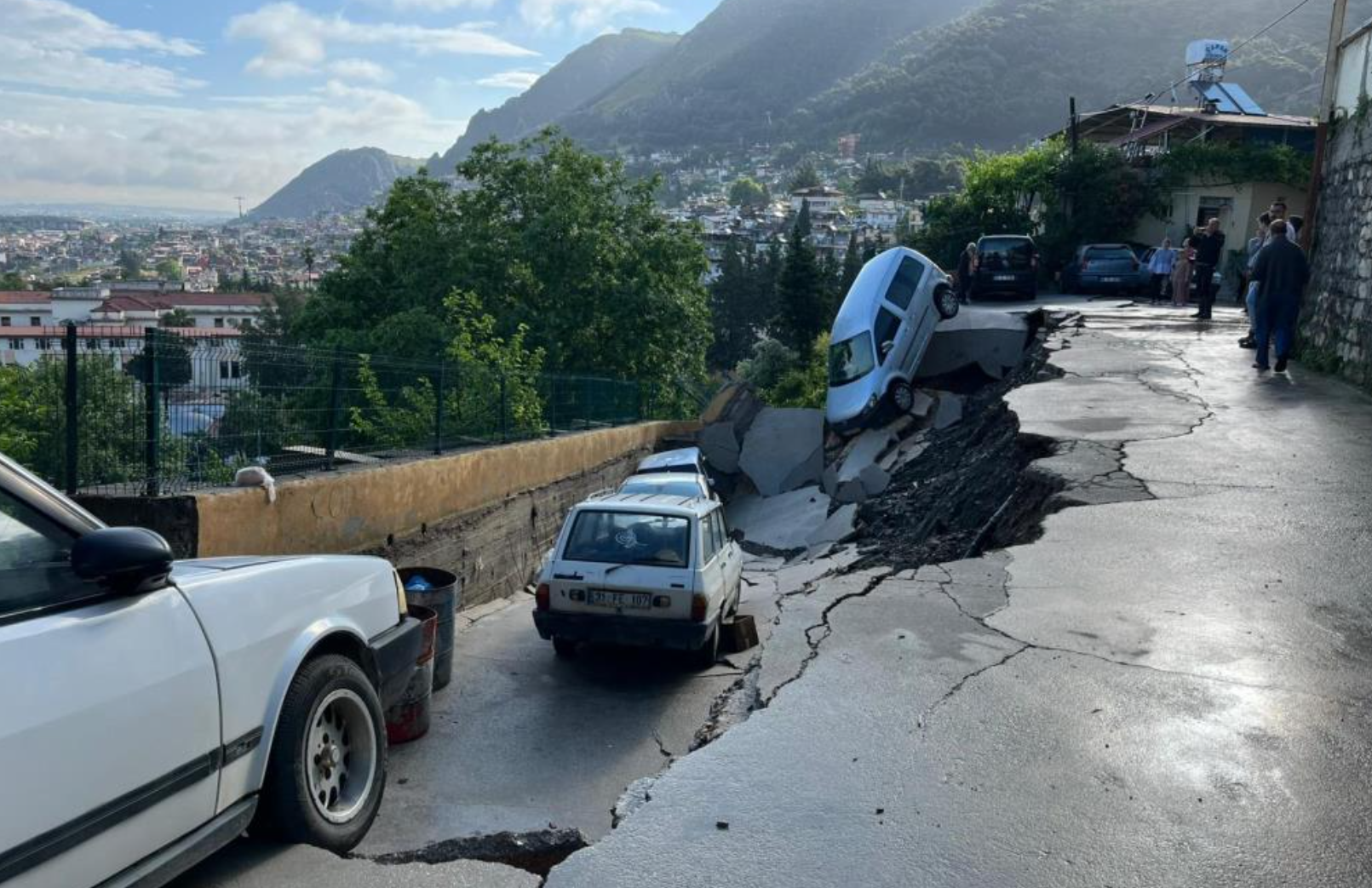 Hatay’da Aşırı Yağış Nedeniyle Köprü Çöktü: Çok Sayıda Yol Trafiğe Kapatıldı