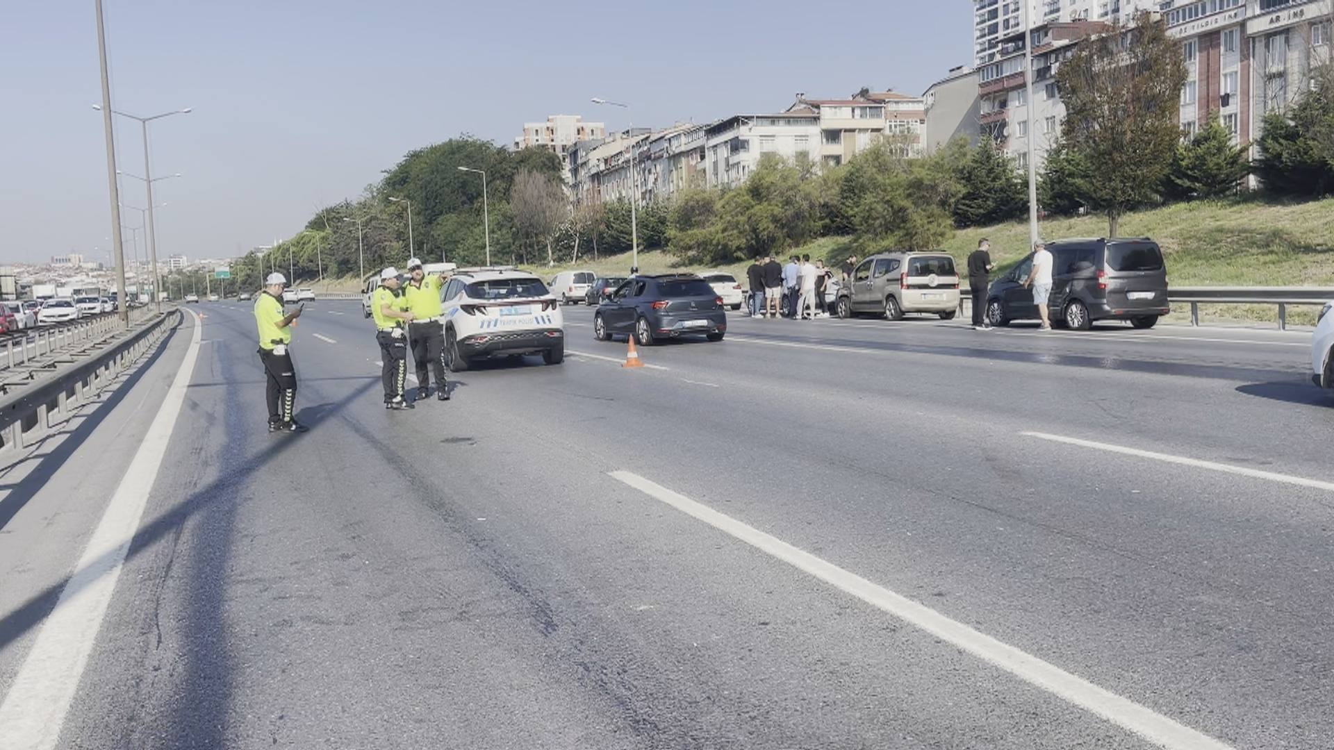 İstanbul TEM Otoyolu’nda 10 aracın karıştığı zincirleme kaza: Yaralılar var