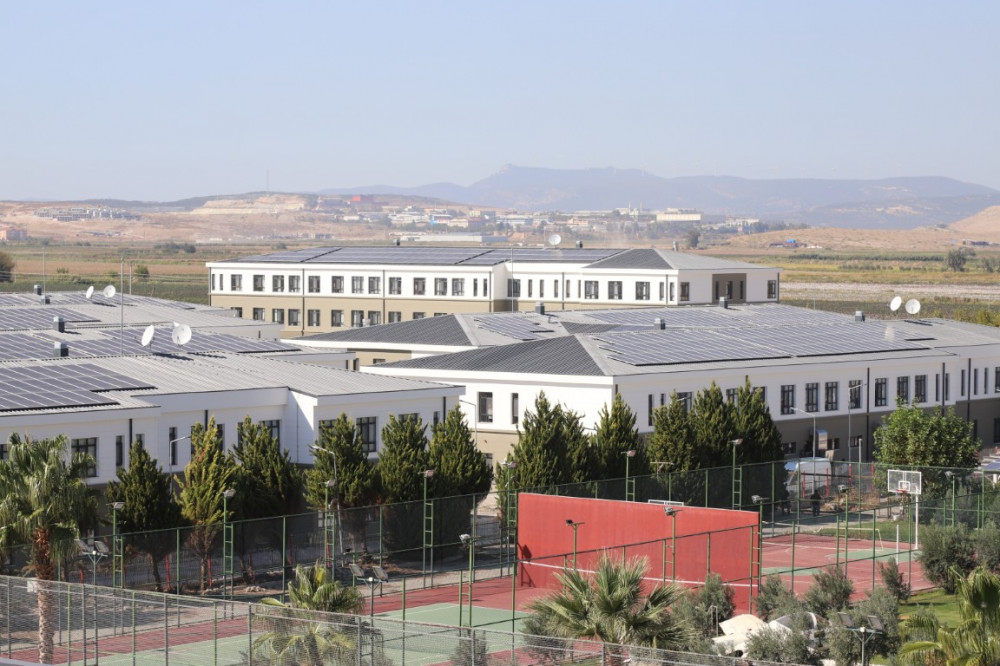 İzmir’de KYK Yurdunda Hareketli Dakikalar: Şüpheli Şahıs Yakalandı, Yurt Müdürü Görevden Alındı