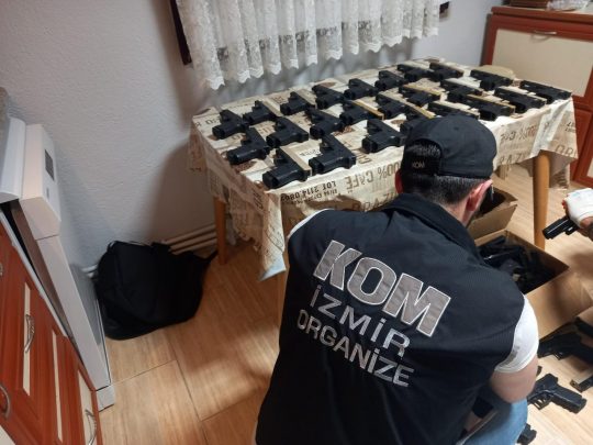 İzmir’de Yasa Dışı Silah Ticareti Operasyonu: 9 Kişi Tutuklandı