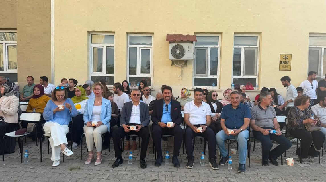 İZZET ÇOBAN, VAN YYÜ MATEMATİK MEZUNLARI BULUŞMASI’NDA ÖĞRENCİ VE AKADEMİSYENLERLE BULUŞTU
