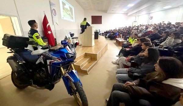 Jandarma’dan Ezine’de Öğrencilere Güvenli Motosiklet Sürüşü Eğitimi