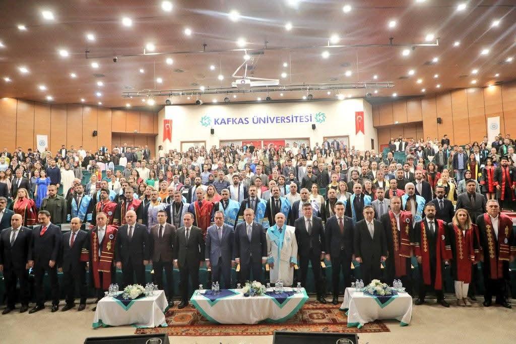 Kafkas Üniversitesi’nde Mezuniyet Coşkusu: Binlerce Öğrenci Geleceğe Uğurlandı