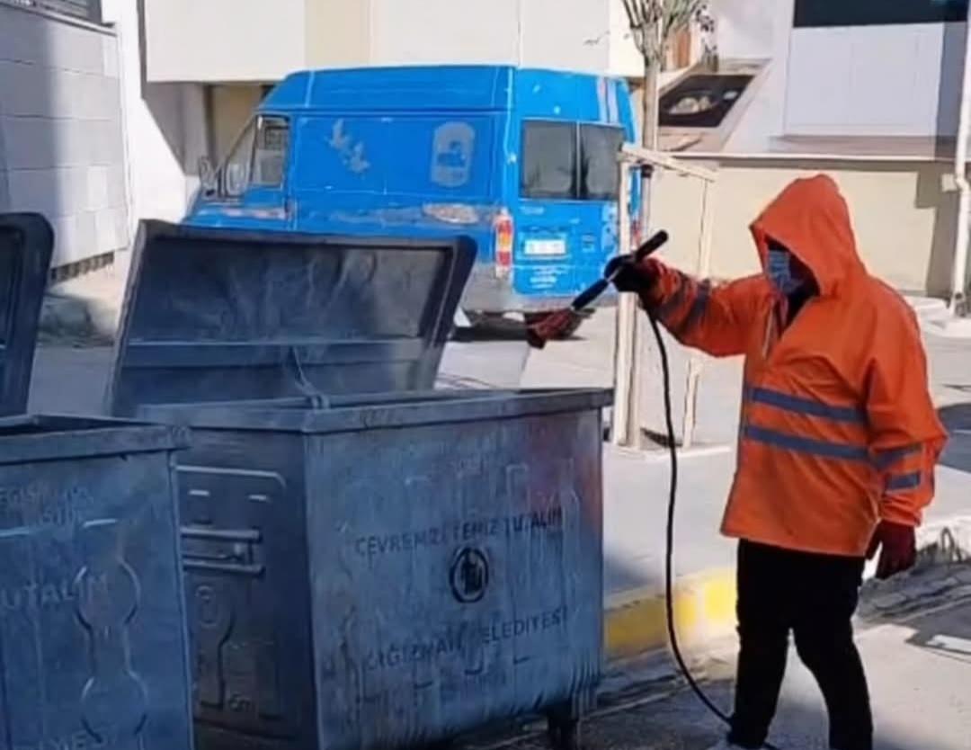 Kağızman’da Çöp Konteynerleri Düzenli Olarak Dezenfekte Ediliyor
