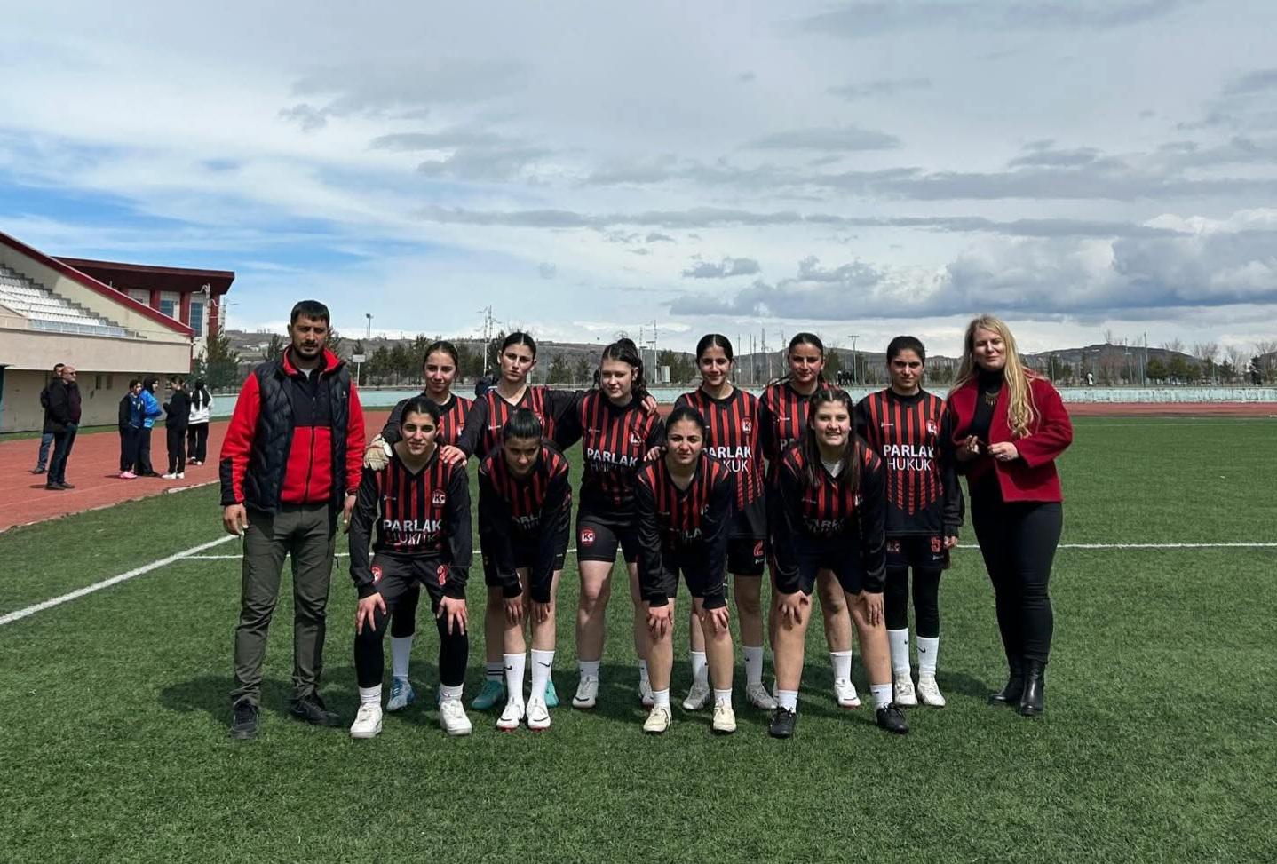 Kağızmanlı Genç Kız Futbolculardan Gururlandıran Başarı