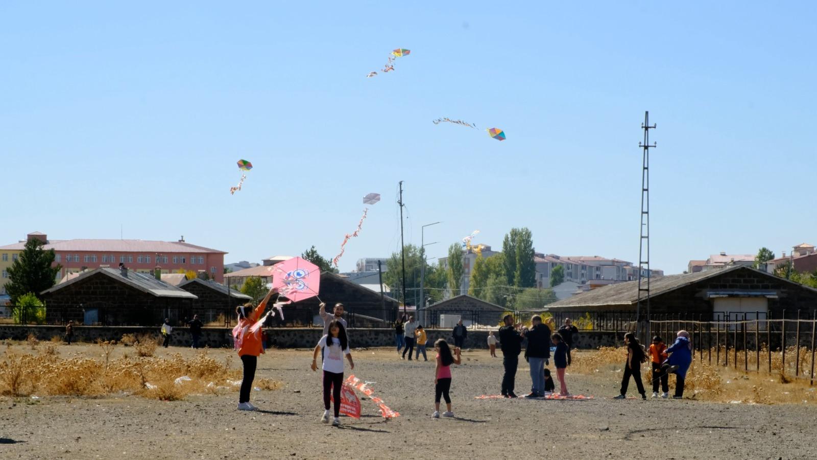 Kars Ehlibeyt Derneği, Çocukları Uçurtma Şenliğinde Buluşturdu