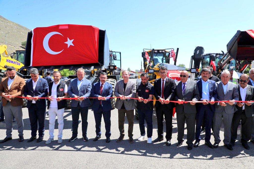 Kars İl Özel İdaresi’nde 13 iş makinesi ve 310 adet çöp konteyneri teslim töreni yapıldı