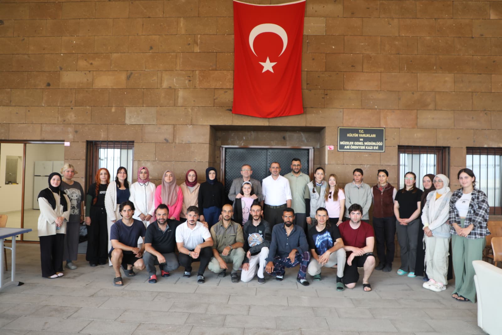 Kars Valisi Ziya Polat, Ani Örenyeri’nde yürütülen kazı ve koruma çalışmalarını yerinde inceledi