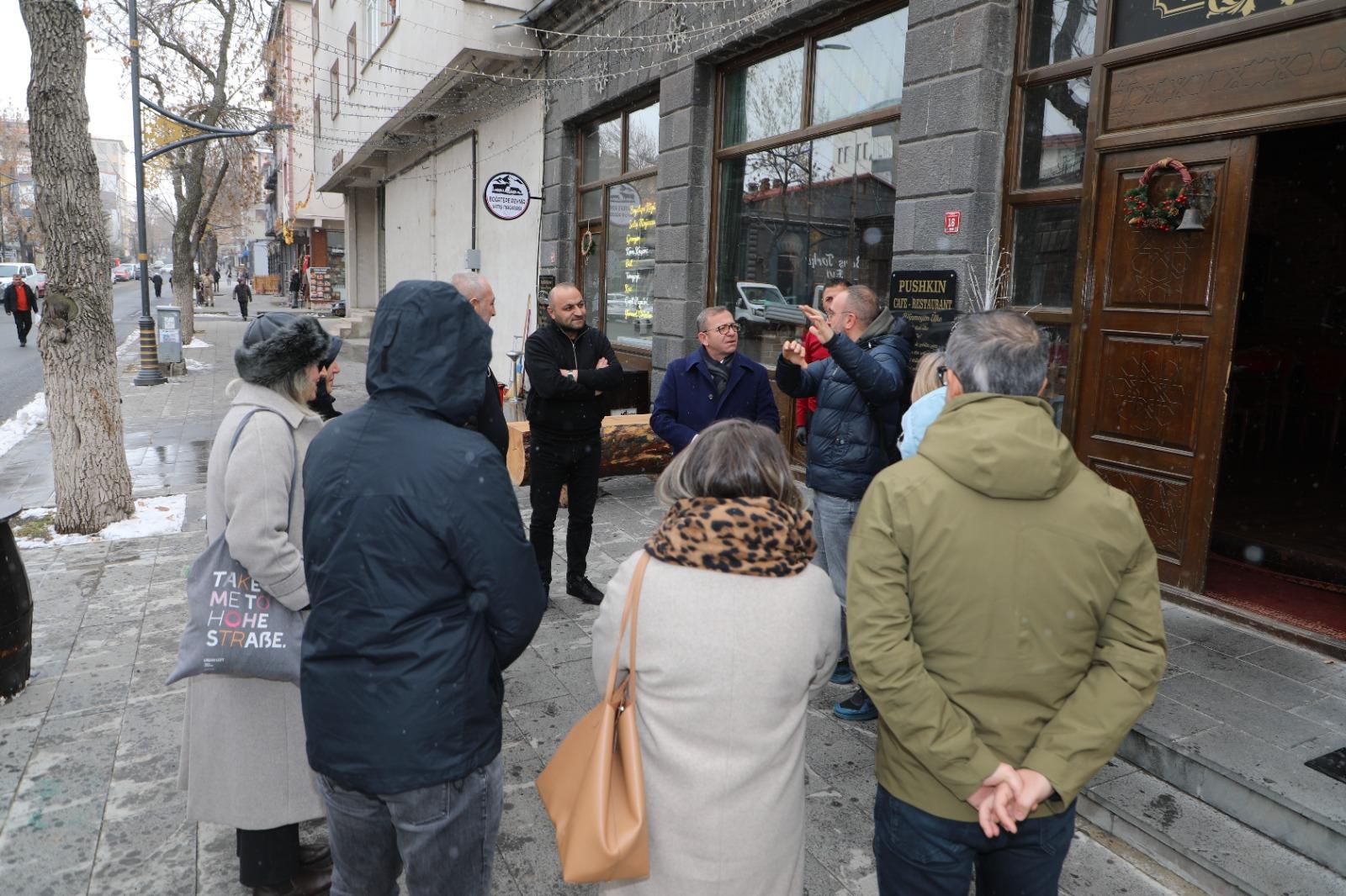 Kars Valisi Ziya Polat Tatil için Kars’ı seçen misafirlerle bir araya geldi