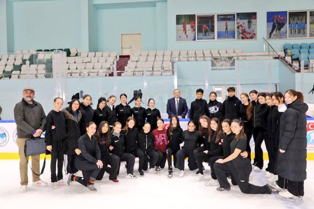 Kars Valisi Ziya Polat’tan Senkronize Buz Pateni Takımına Ziyaret