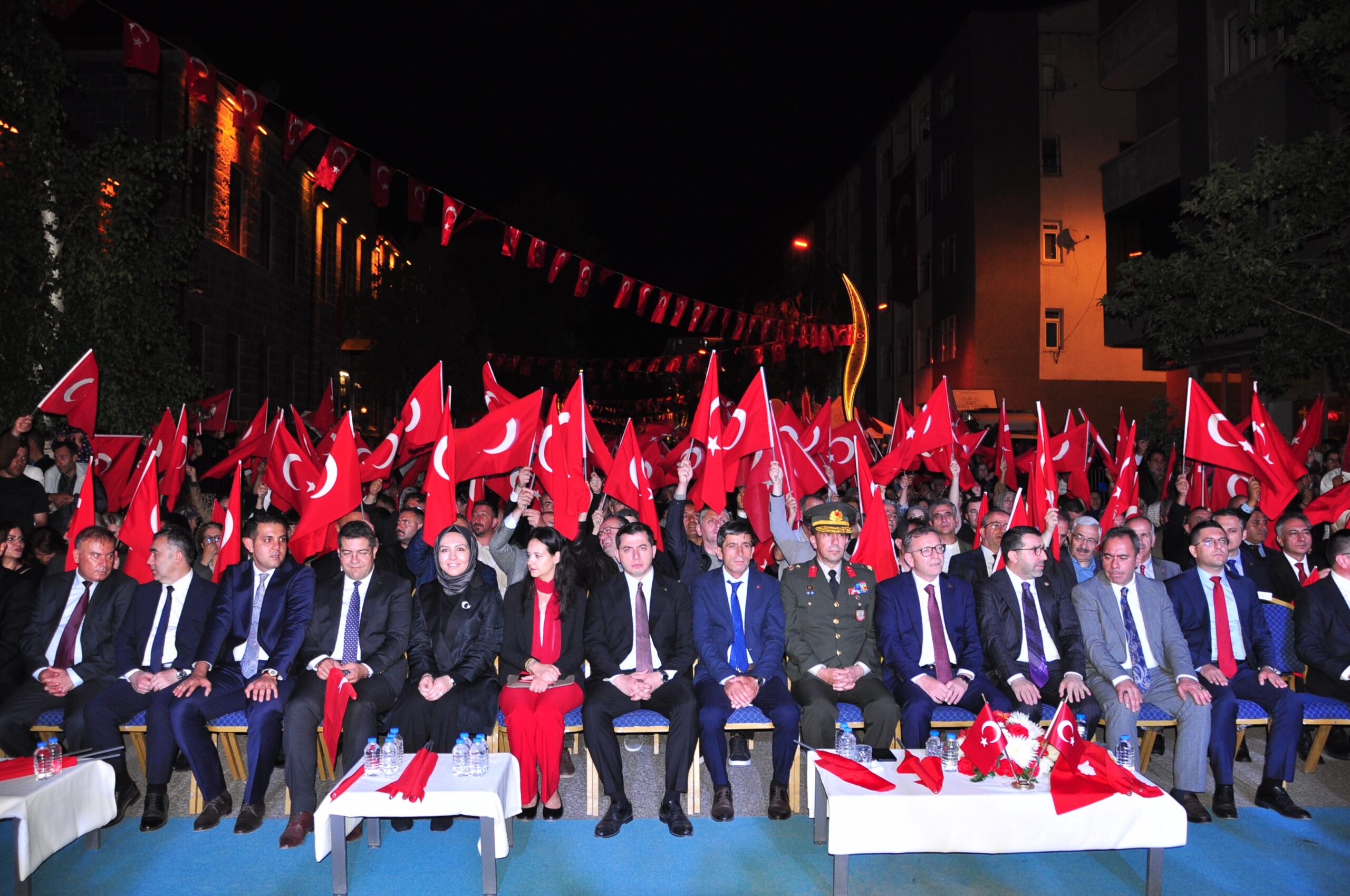 Kars’ta 15 Temmuz’un 10. Yılında Tek Yürek: Binlerce Vatandaş Demokrasi Meydanı’nda Buluştu