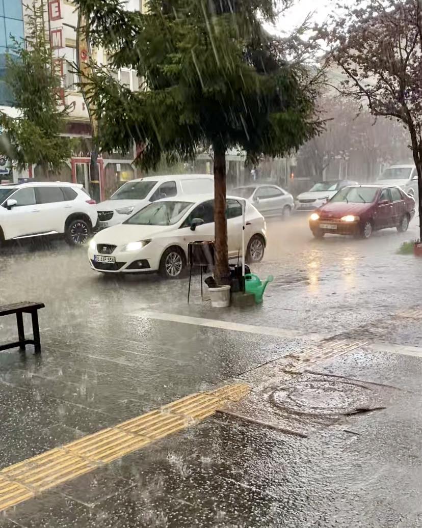 Kars’ta Aniden Bastıran Sağanak Yağış Hayatı Olumsuz Etkiledi
