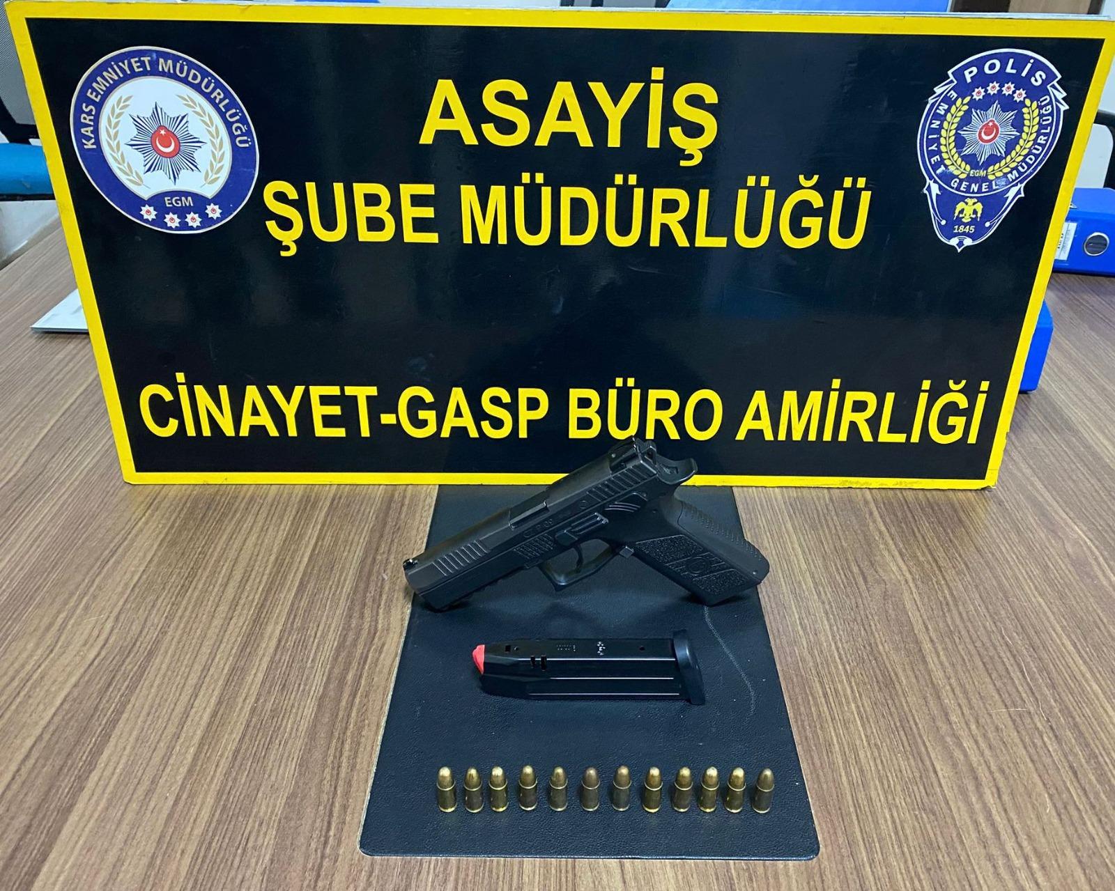 Kars’ta Asayiş Uygulamalarında: Ruhsatsız Silahlar ve suç unsurları ele geçirildi