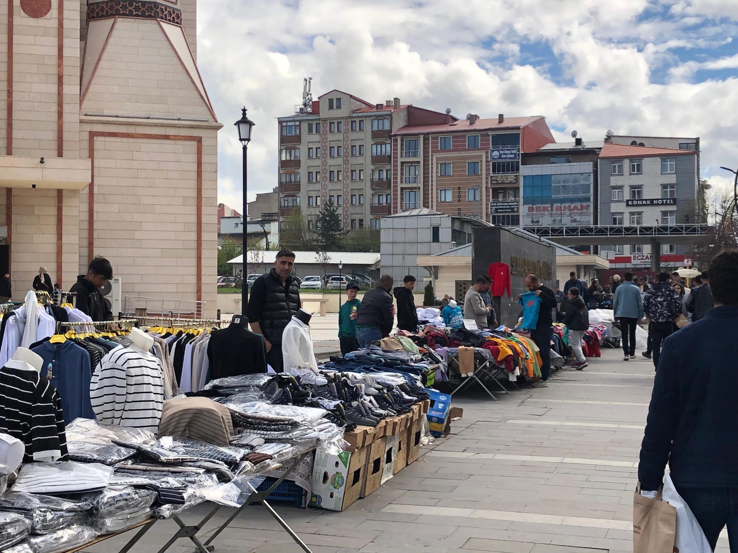 Kars’ta Bayram Alışverişi Coşkusu: Caddeler Renklendi, Esnafın Yüzü Güldü