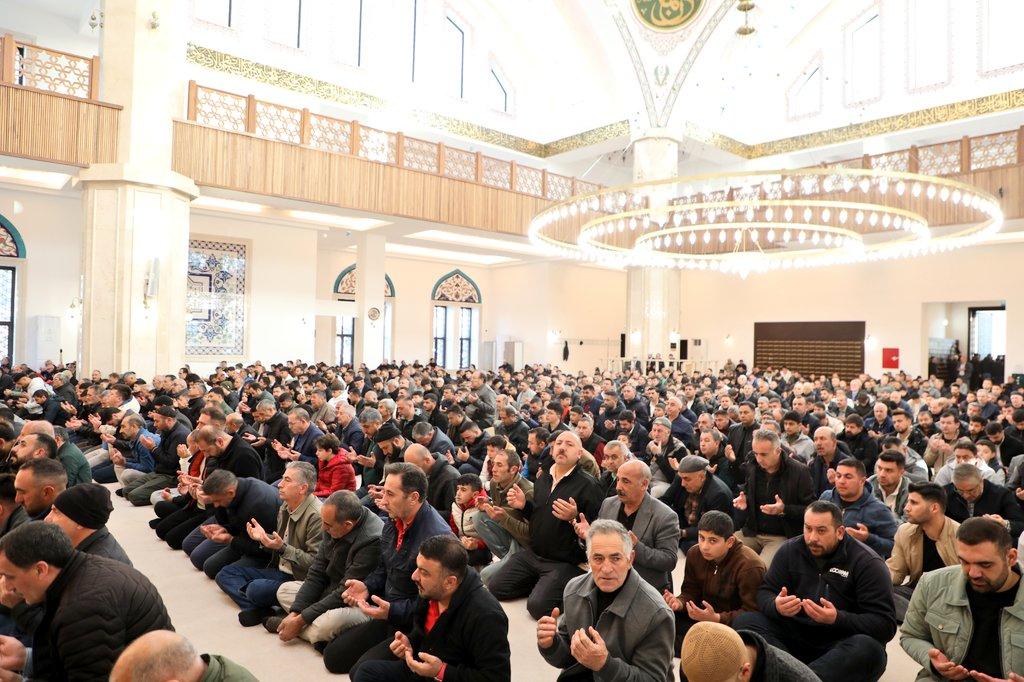 Kars’ta Bayram namazında camiler doldu taştı, birlik ve beraberlik mesajları verildi