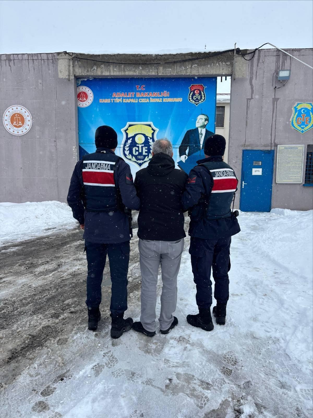 Kars’ta dolandırıcılık ve uyarıcı madde ticareti yapan 2 hükümlü yakalandı