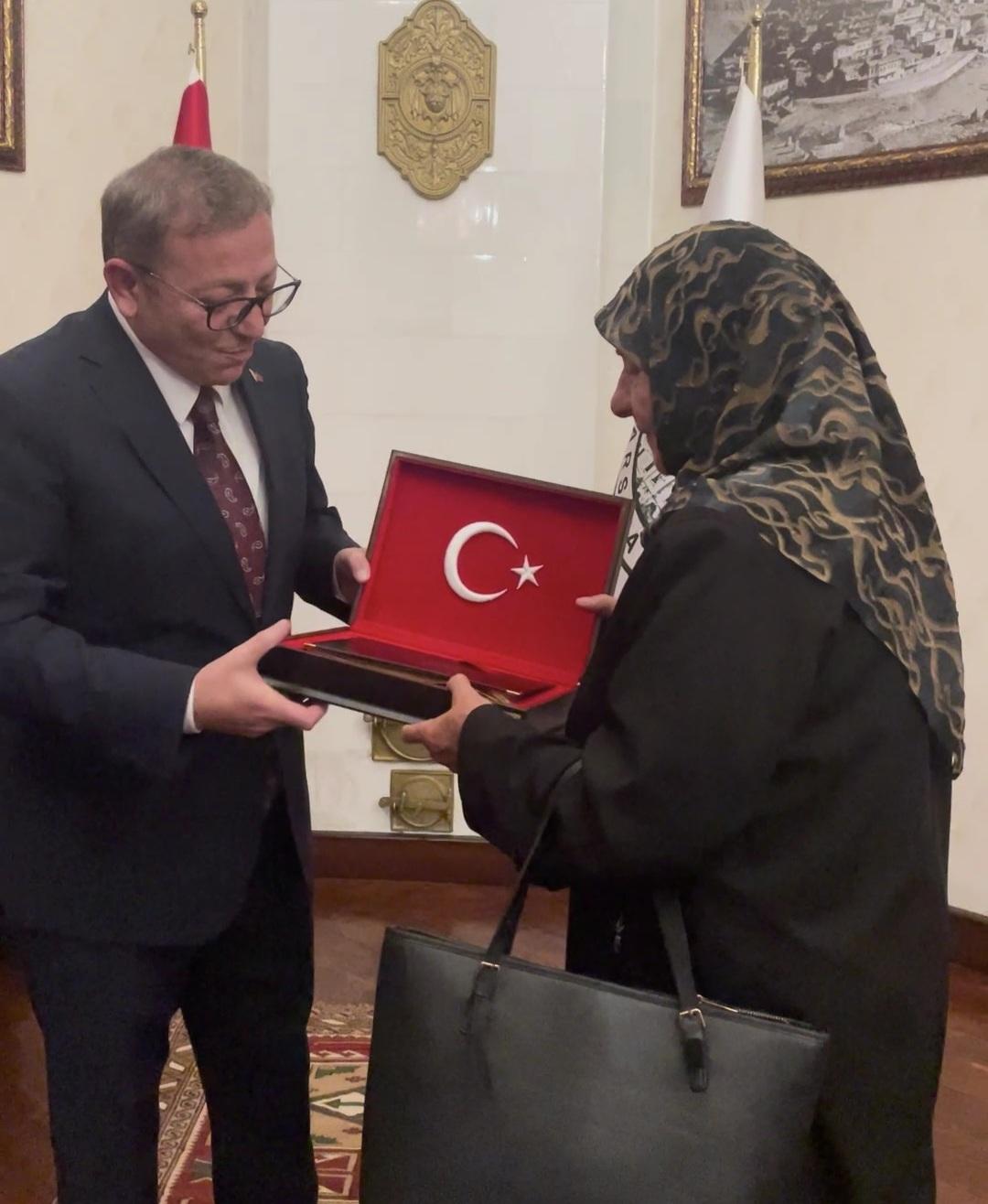 Kars’ta duygulandıran bir olay: Türk Bayrağını Öpen Neriman Teyze Valilikte Ağırlandı