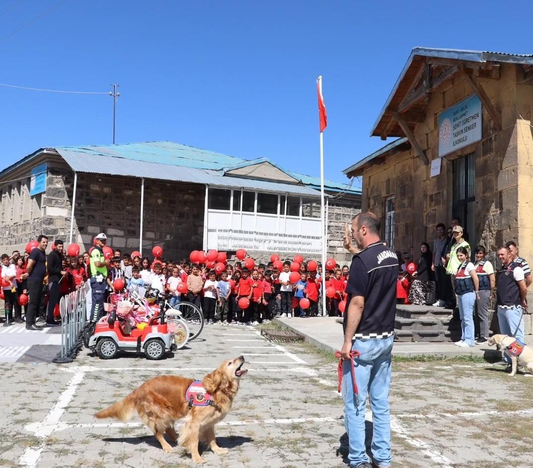 Kars’ta Jandarma Öğrencilere Trafik Güvenliği Eğitimi Verdi
