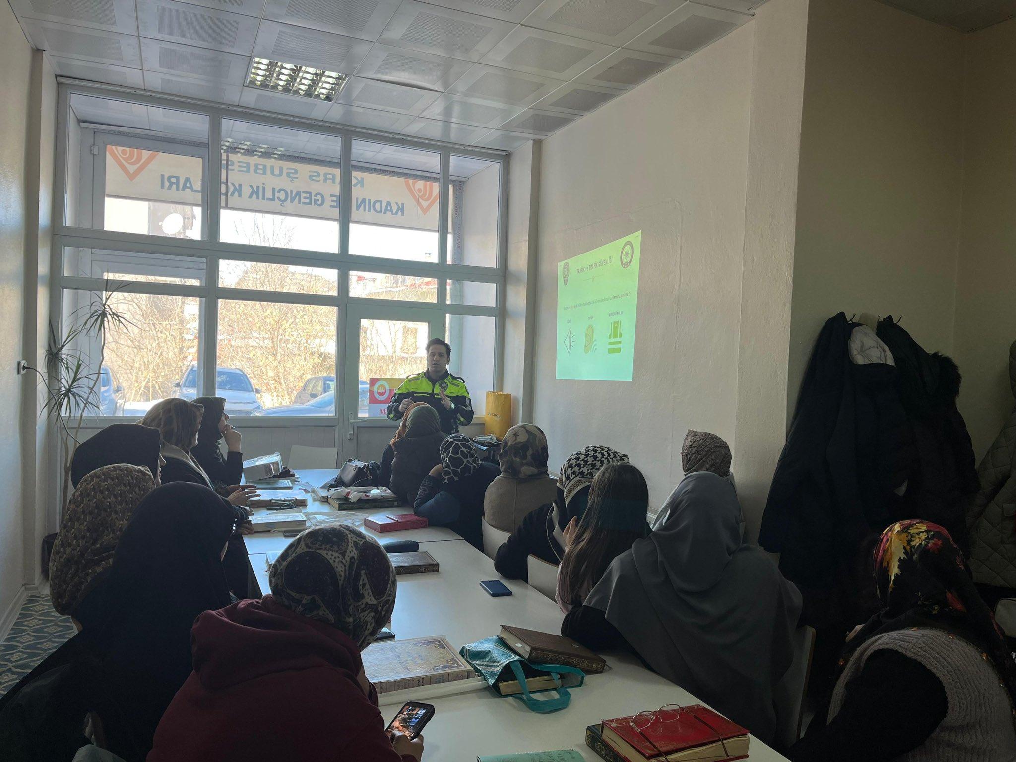 Kars’ta Kur’an Kursu Kursiyerlerine Trafik Eğitimi Verildi