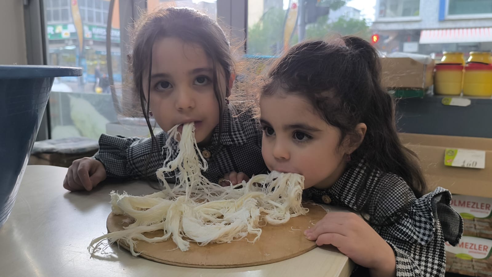 Kars’ta Kız Kardeşlerin Yöresel Peynir Sevgisi!