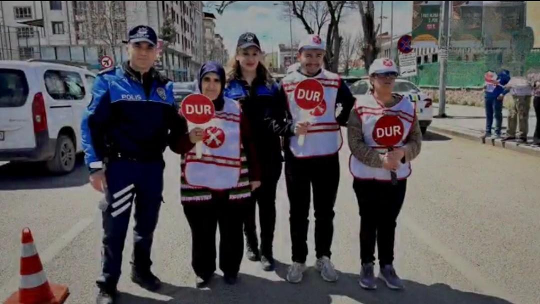Kars’ta Özel Gereksinimli Öğrencilerden Polise Anlamlı Hediye