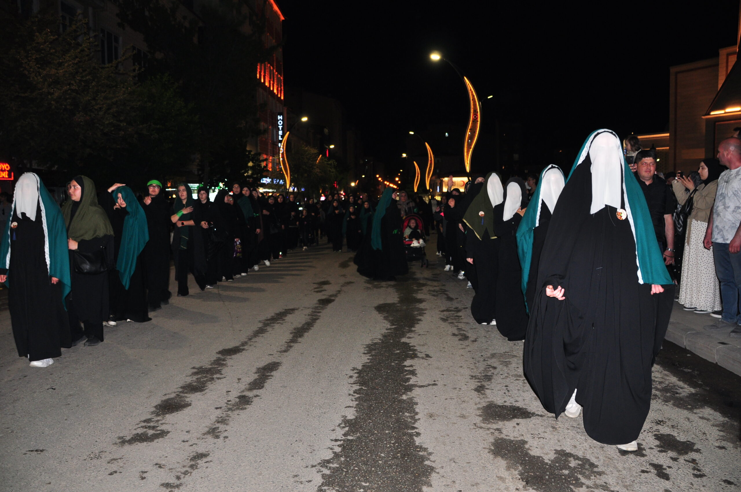 Kars’ta Tasua Günü: Binler Kerbela Şehitleri İçin Yürüdü