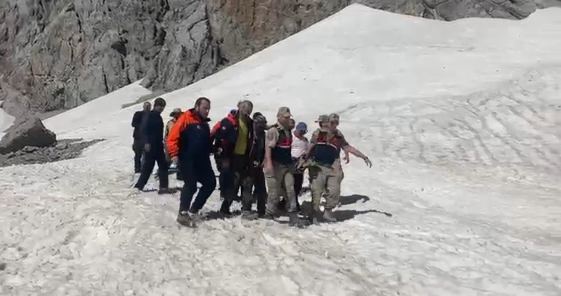 Kırk Merdiven Şelalesi’nde Mahsur Kalan Yaralı Vatandaş Ekiplerin Çalışmasıyla Kurtarıldı