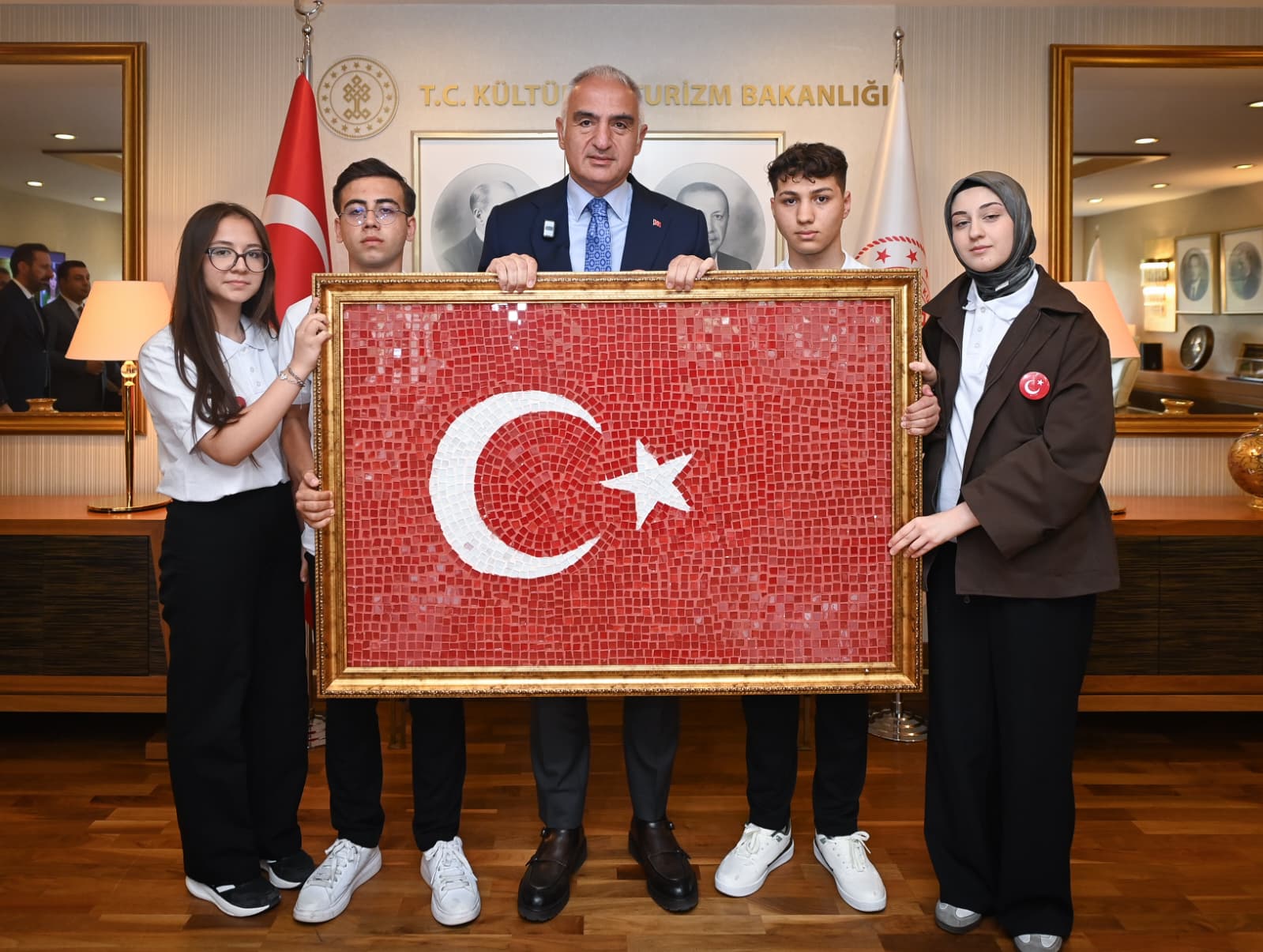 Kültür ve Turizm Bakanı Ersoy Genç Sanatçıları Ağırladı