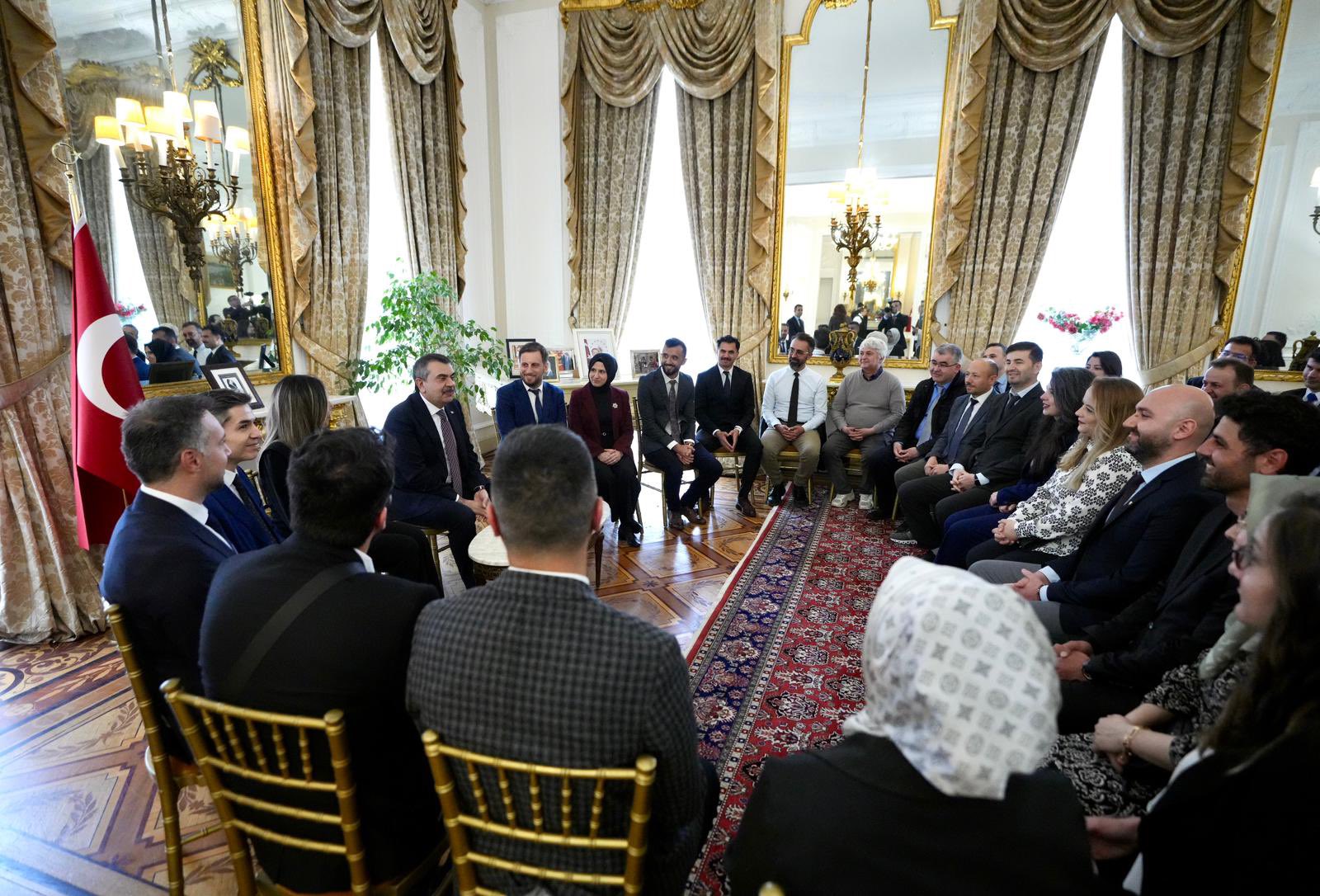 Milli Eğitim Bakanı Tekin, Londra’da Görev Yapan Öğretmenlerle Bir Araya Geldi