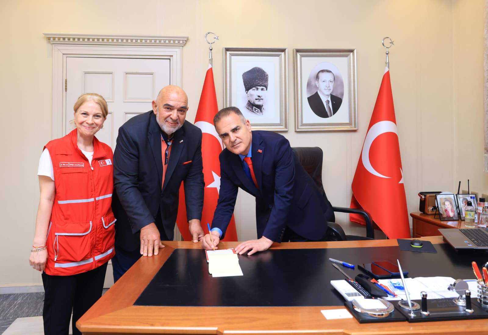 Muğla Valisi Dr. İdris Akbıyık’tan Gazze’ye Kurban Bağışı ve Muğlaspor’a Destek