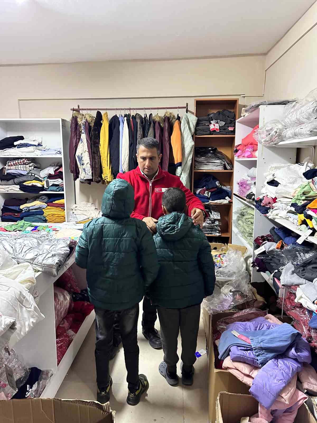 Muradiye’de Kızılay’dan İhtiyaç Sahiplerine Kışlık Giyim Desteği