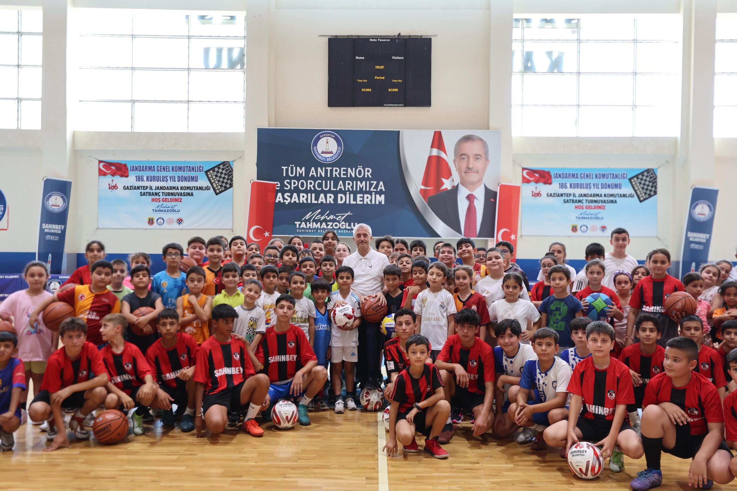 Şahi̇nbey Beledi̇yesi̇nden Öğrenci̇lere 160 Bi̇n Spor Topu Hedi̇yesi̇