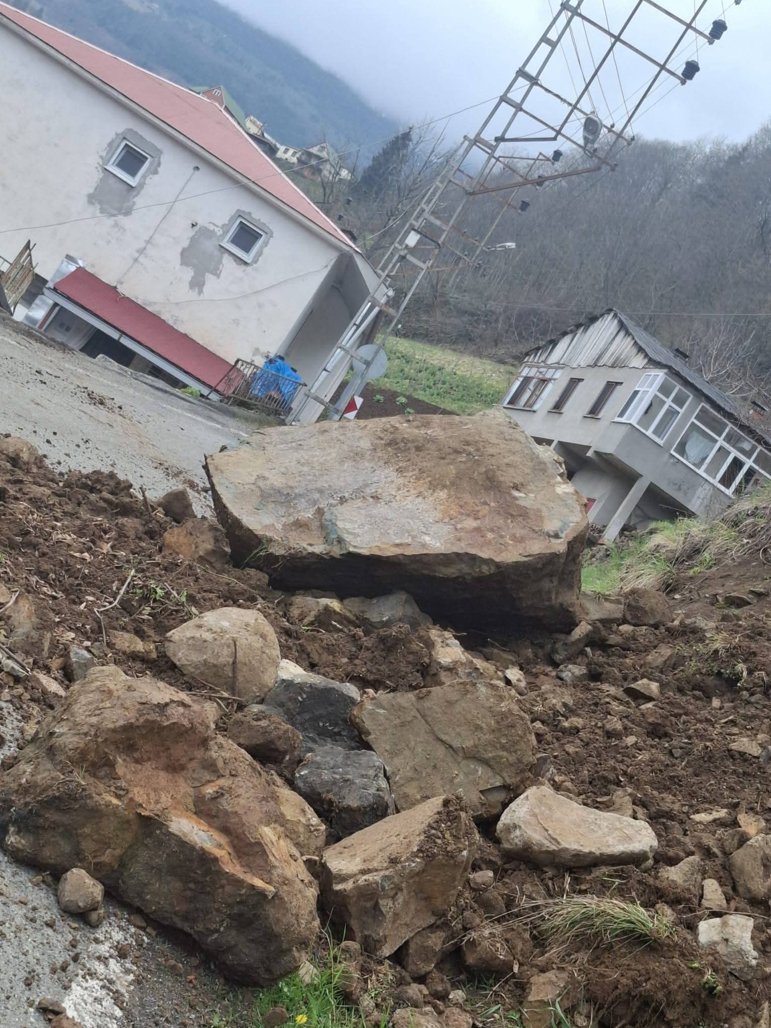 Şalpazarı’nda Heyelan Tehlikesi Sürüyor: Mahalle Sakinleri Tedirgin