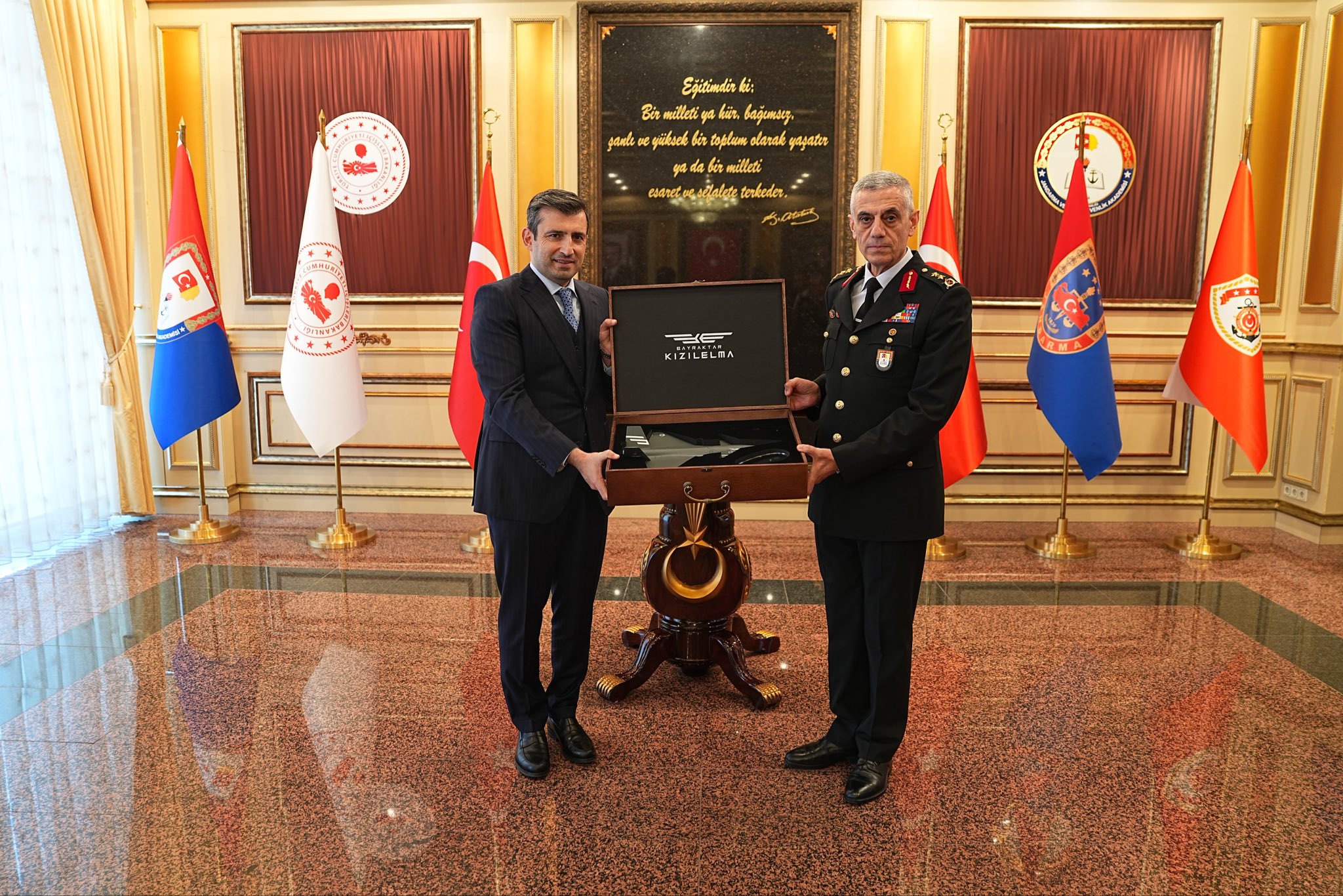 Selçuk Bayraktar’dan Jandarma ve Sahil Güvenlik Akademisine Anlamlı AKINCI Hediyesi