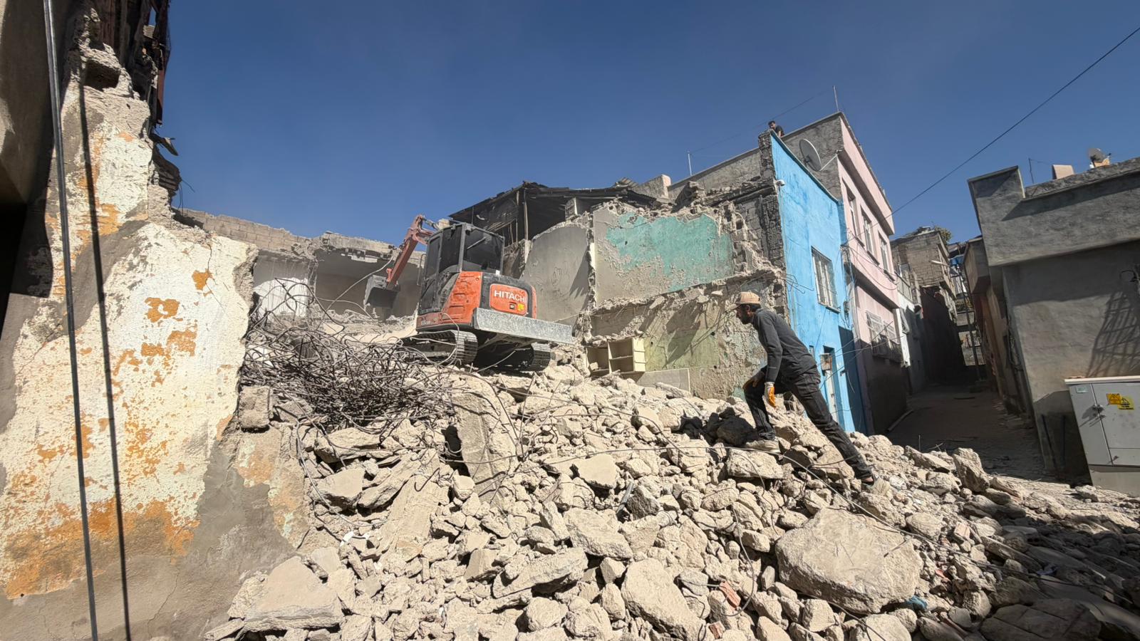 Siirt’te Tehlike Oluşturan Metruk Bina Kontrollü Şekilde Yıkıldı