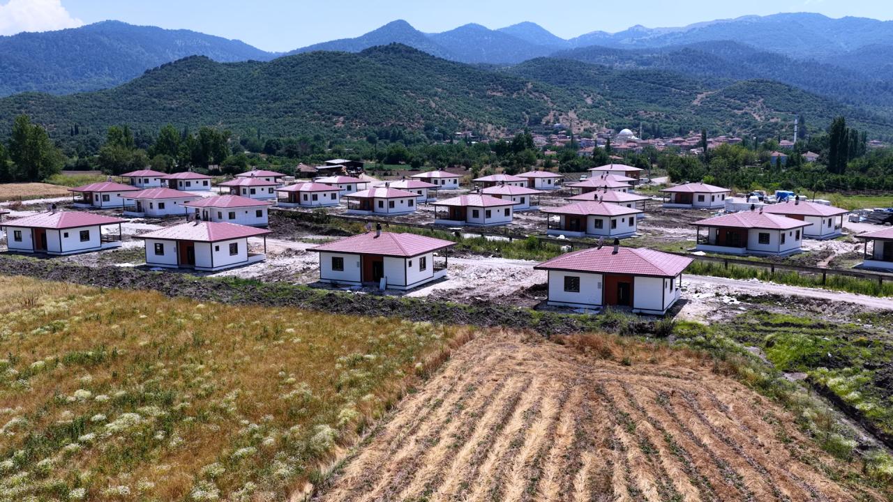 Sındırgı’da Afet Konutları Yükseliyor: Bakan Kurum’dan Depremin Yıldönümünde Mesaj