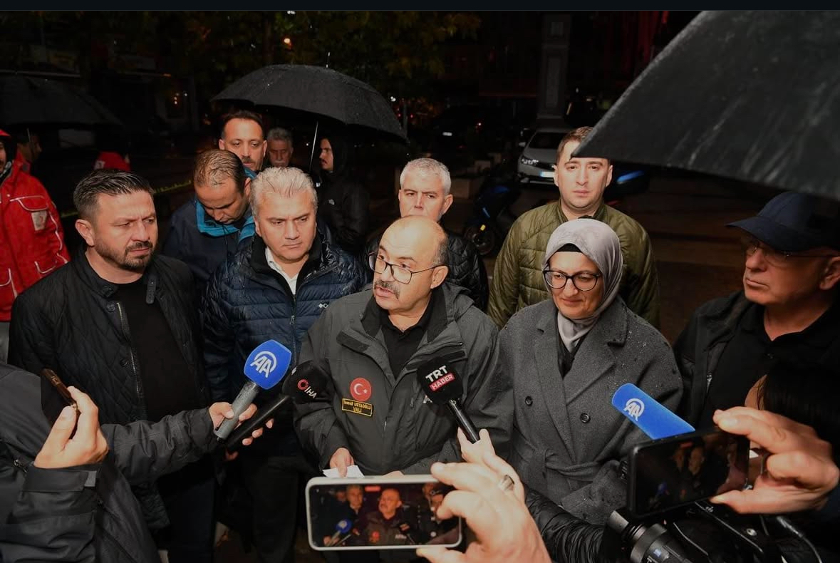 Sındırgı’da Deprem Sonrası AK Parti Heyeti Sahada