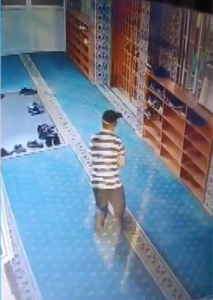 Sultangazi’de Camilerden Ayakkabı Çalan Hırsız Kamerada: Dizlerinin Üzerinde Sürünerek Çaldı