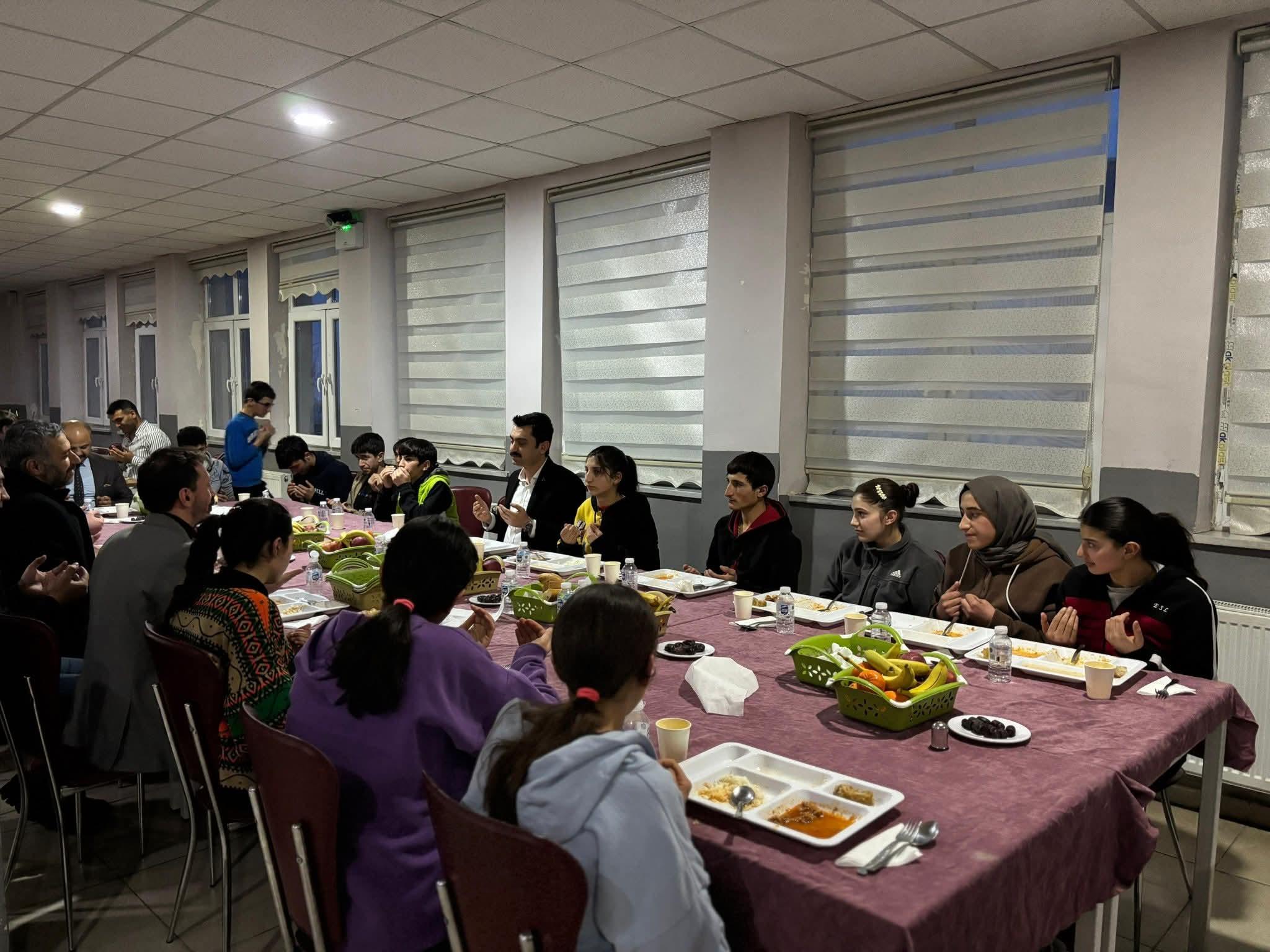 Susuz Kaymakamı Tutal, İftar Programında öğrencilerle buluştu