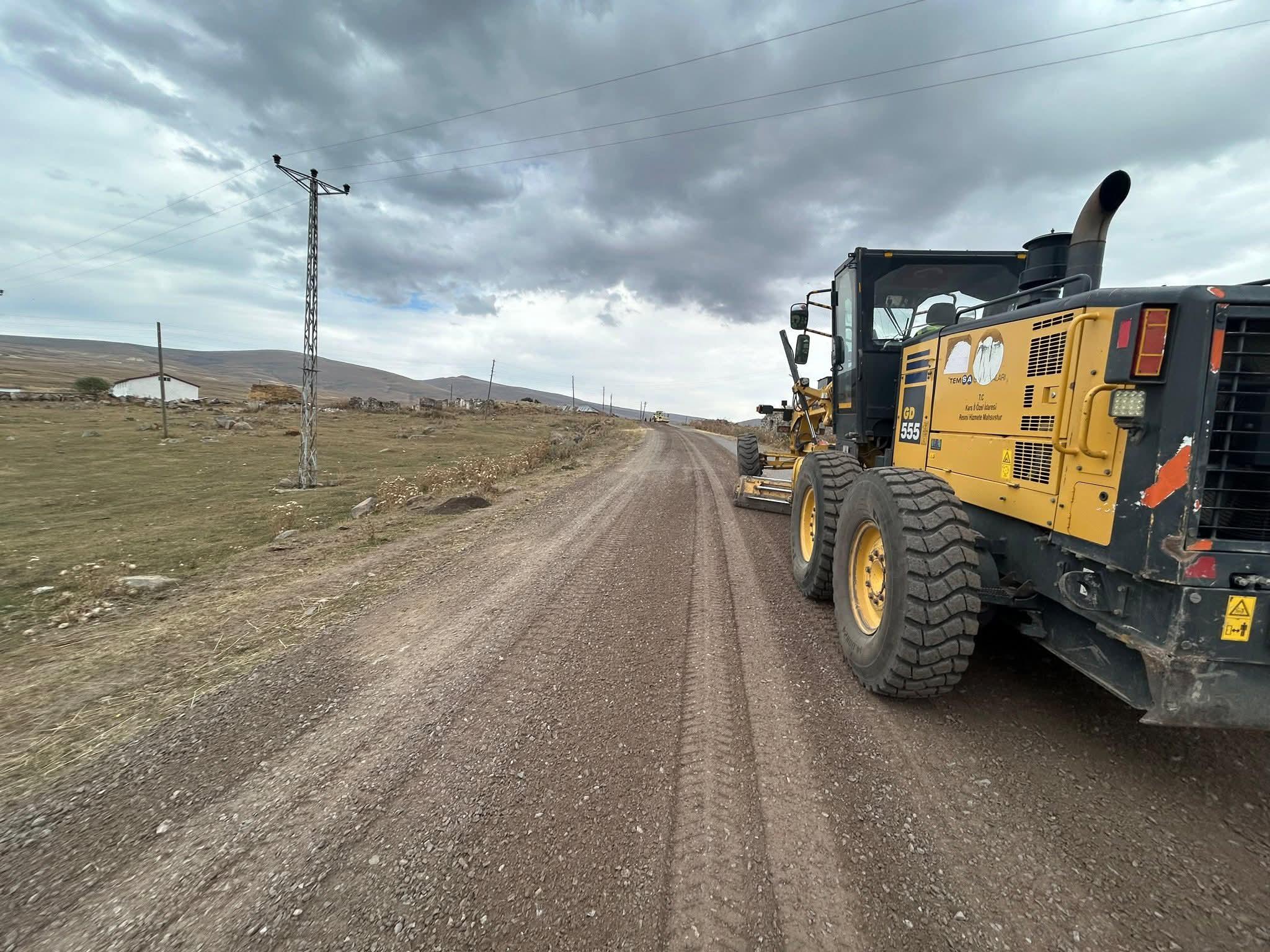 Susuz’da Köy Yollarında Bakım ve Onarım Çalışmaları Sürüyor
