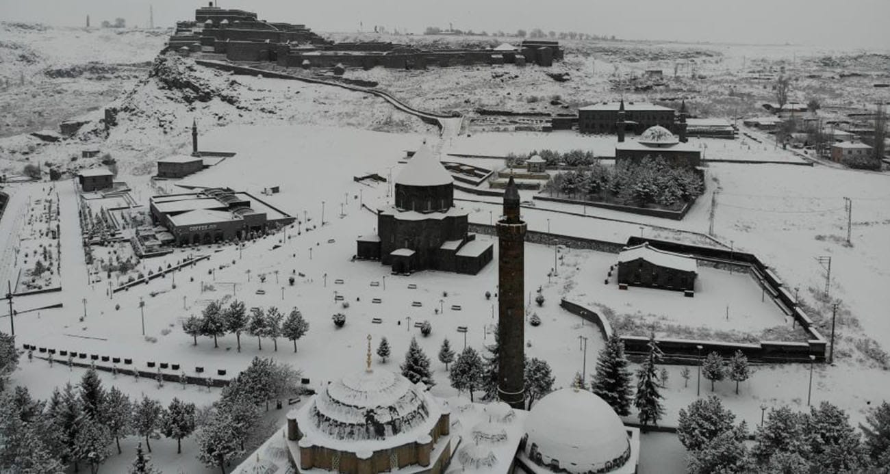 Tendürek Geçidi’nde Kar Geçit Vermiyor: Tır Geçişlerine Kapatıldı