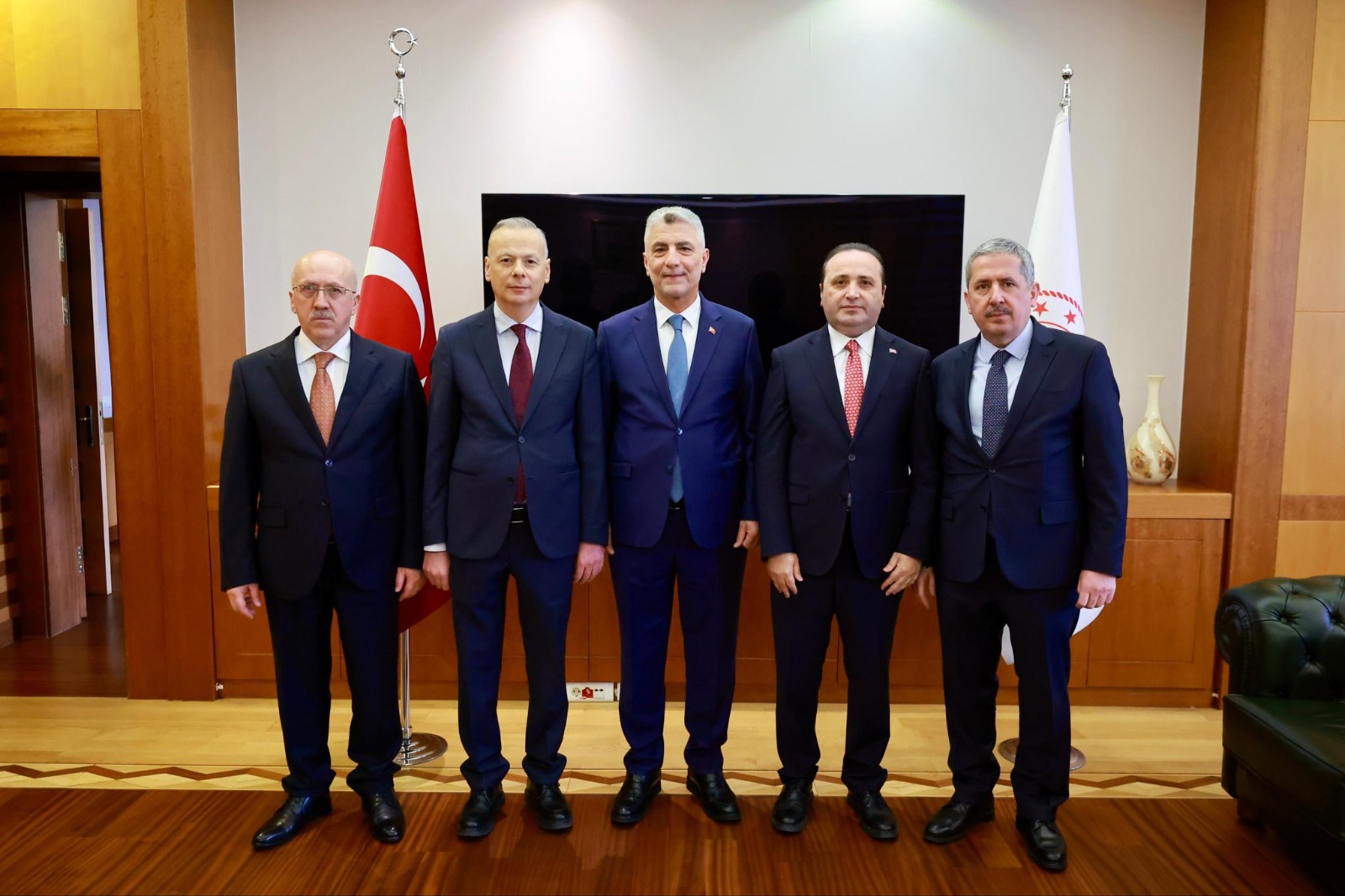 Ticaret Bakanı Ömer Bolat Bakanlık Personeliyle Bayramlaştı: Türkiye Yüzyılı Hedefleri Doğrultusunda Kararlılık Mesajı