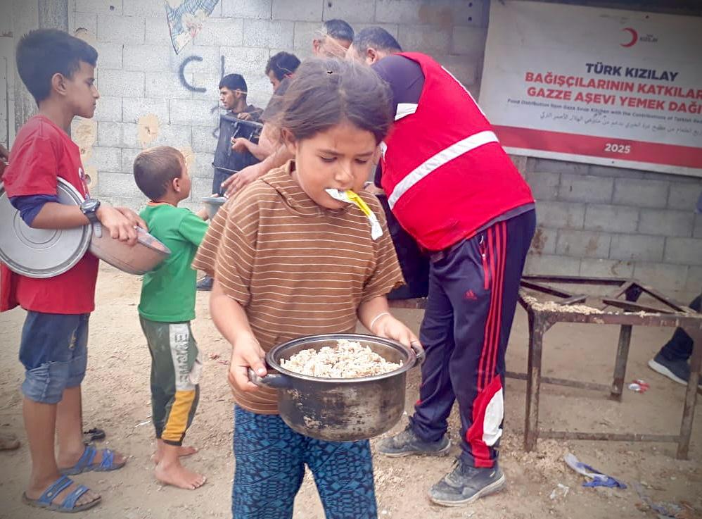 Türk Kızılay, Gazze’de Her Gün 21 Bin Kişiye Sıcak Yemek Ulaştırıyor