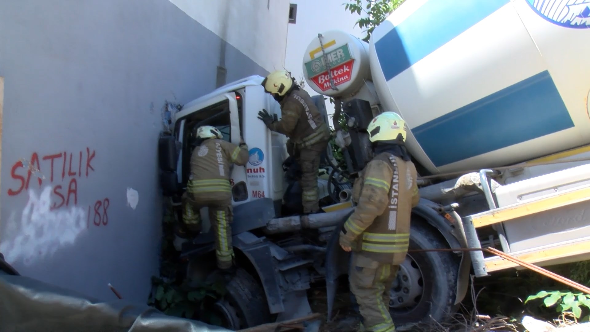 Ümraniye’de Beton Mikseri 3 Katlı Binaya Çarptı: 1 Yaralı