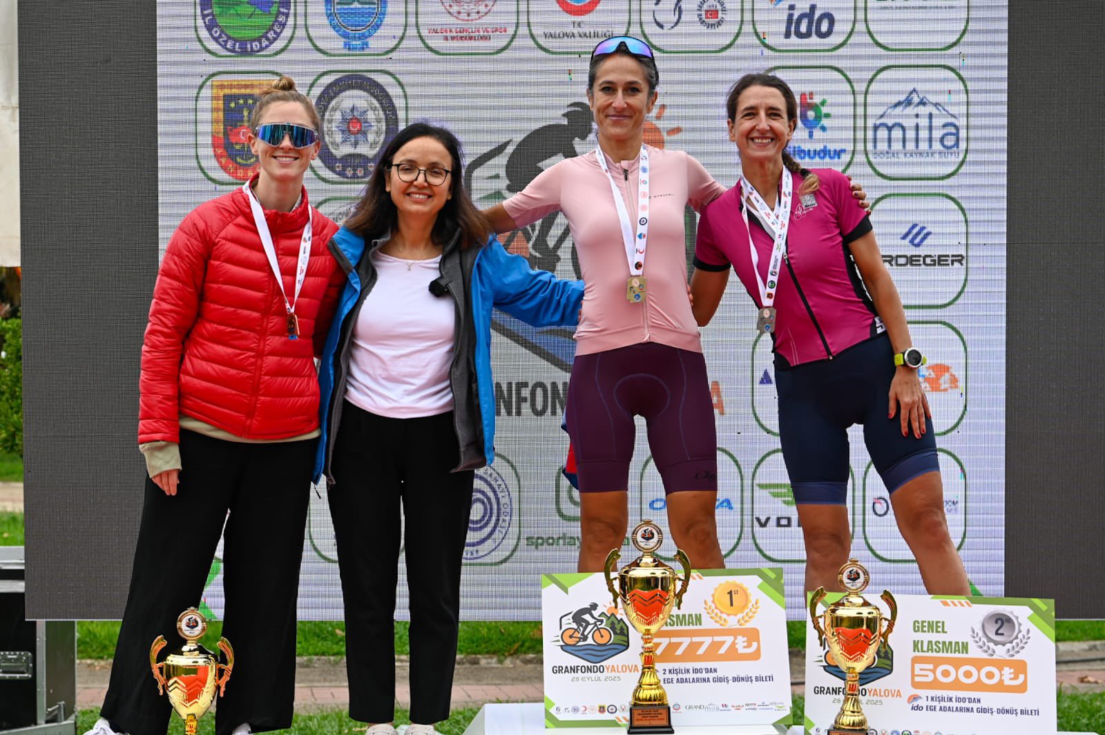 Vali Hülya Kaya, Gran Fondo Yalova Bisiklet Yarışı’nda Ödülleri Takdim Etti