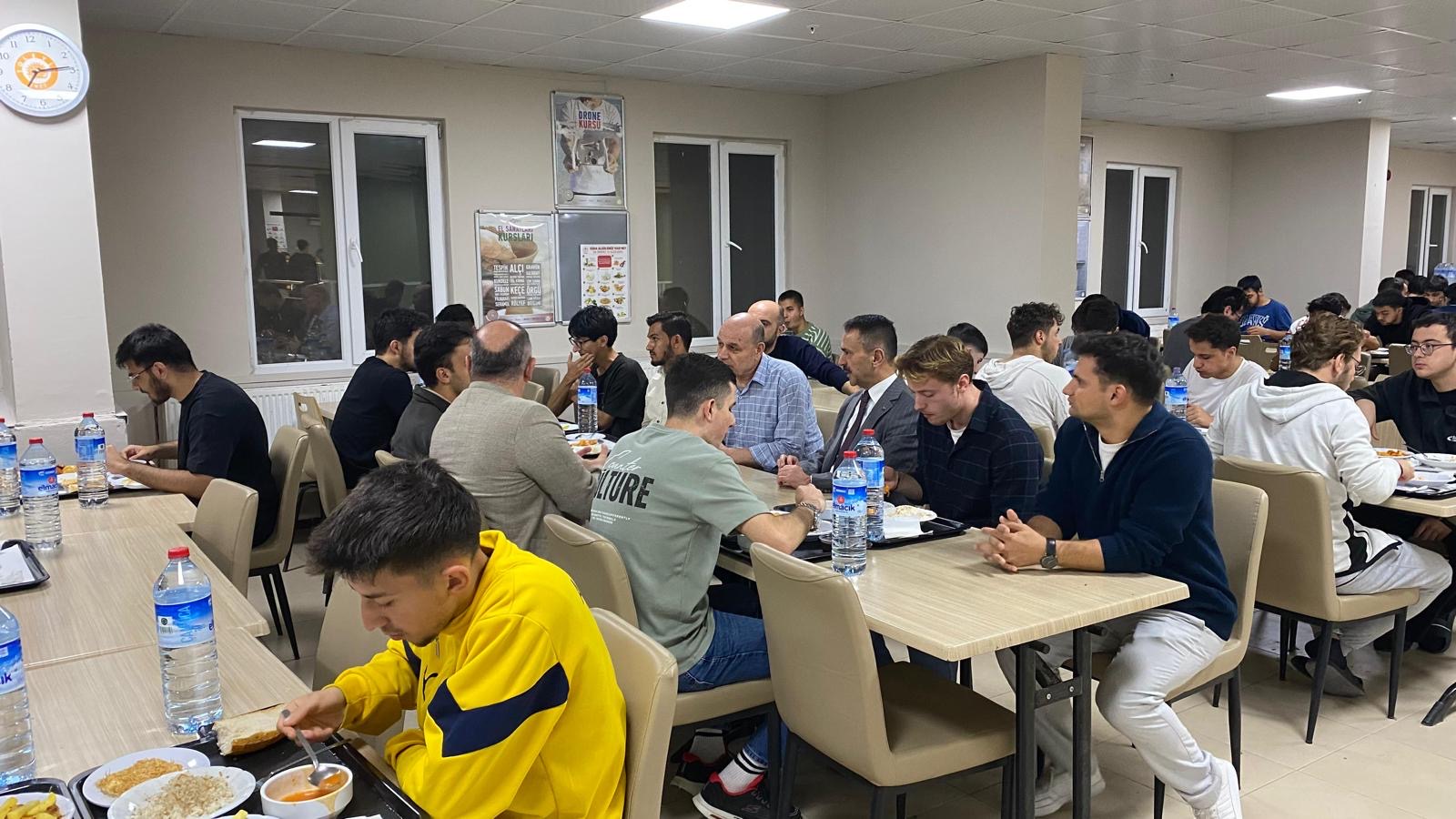 Vali İlhami Aktaş’tan Gazi Süleyman Paşa Erkek Öğrenci Yurduna Akşam Ziyareti