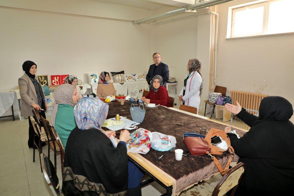 Vali Ziya Polat, 30 Ekim mahallesinde vatandaşlar ve öğrencilerle buluştu